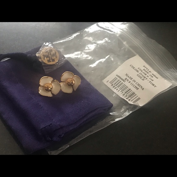 💕💕Tory Burch Ivory/Tory Gold Fleur Stud Earrings - Picture 2 of 6
